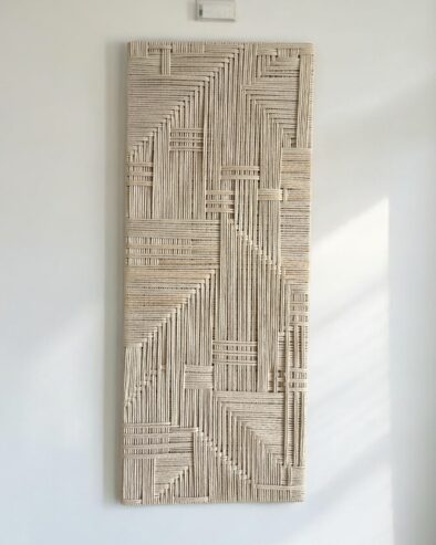 “Maze” 40×100 Delicadamente anudado con algodón natural sobre bastidor de madera…